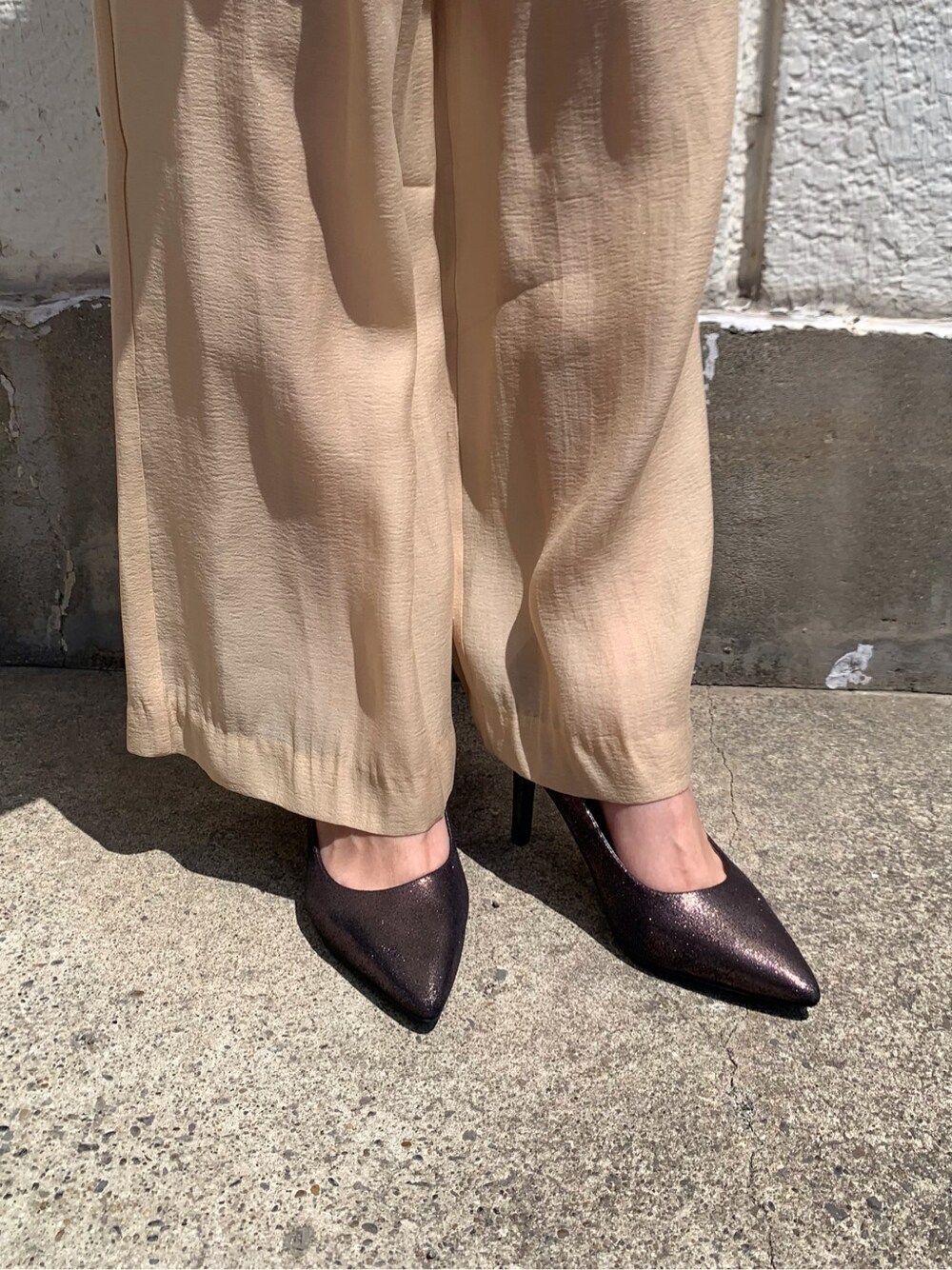 ベージュ系のシャツ/ブラウス、ベージュ系のその他パンツを着用したレディースの春コーディネートの7枚目の写真