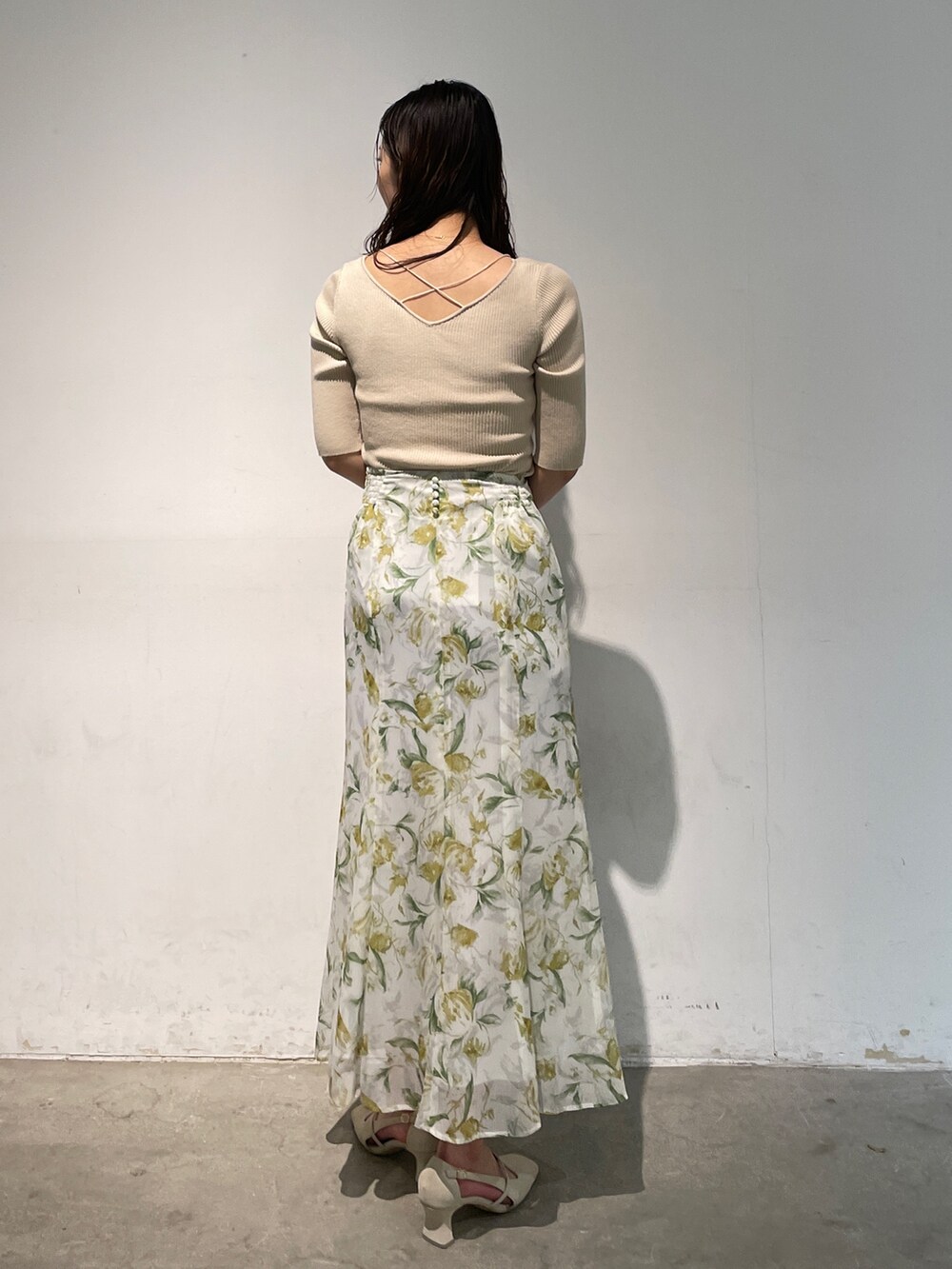 ホワイト系のパンプス、ホワイト系のスカート、ホワイト系のニット/セーターを着用したレディースの冬コーディネートの5枚目の写真