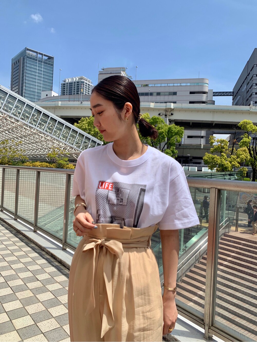 ベージュ系のその他パンツ、ホワイト系のTシャツ/カットソーを着用したレディースの春コーディネートの4枚目の写真