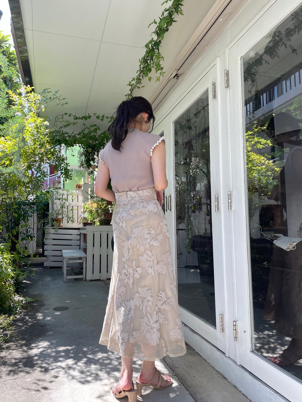 ベージュ系のサンダル、ベージュ系のニット/セーター、ベージュ系のスカートを着用したレディースの春コーディネートの7枚目の写真