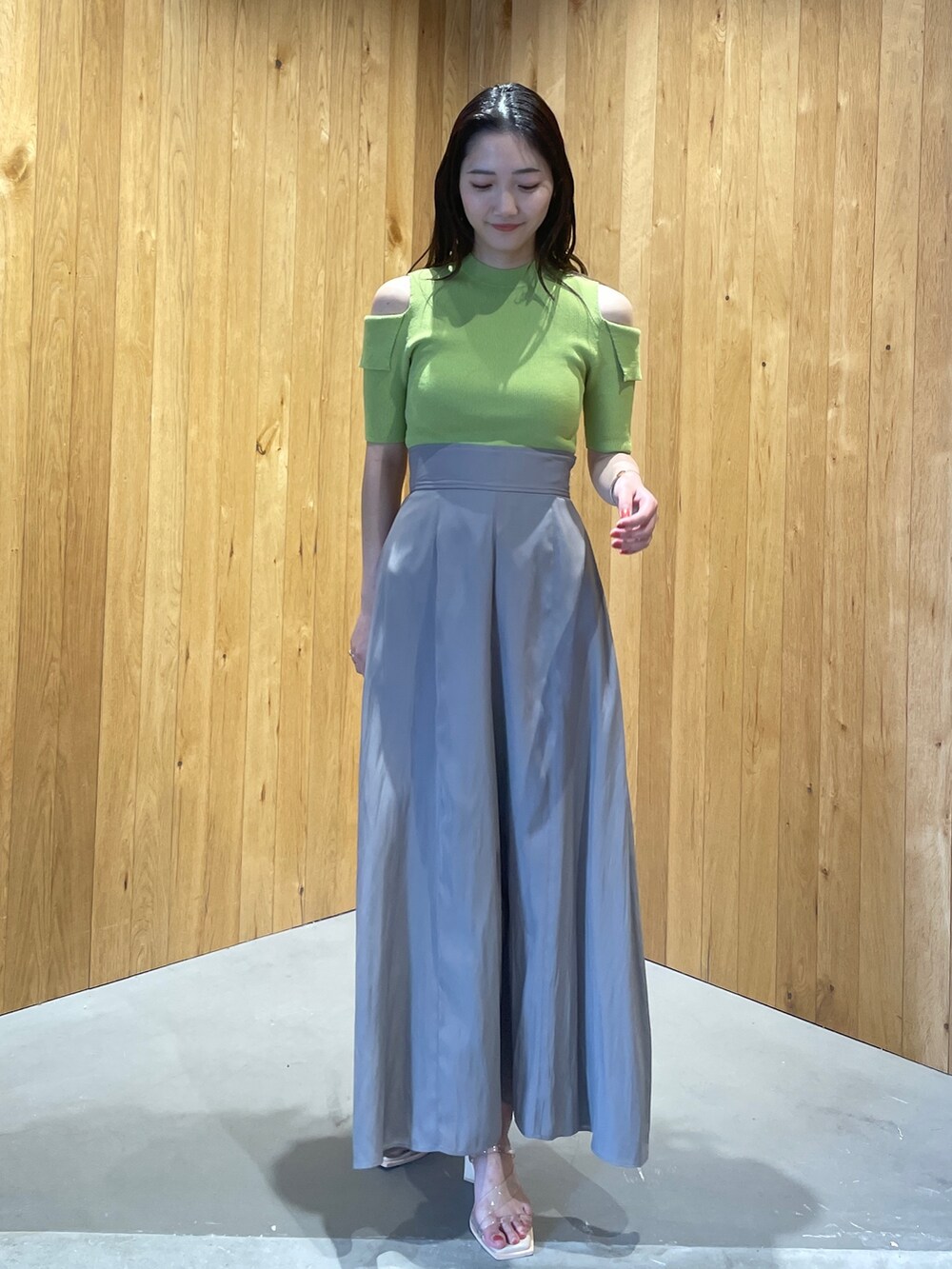 その他のサンダル、グリーン系のニット/セーター、グレー系のその他パンツを着用したレディースの冬コーディネートの2枚目の写真