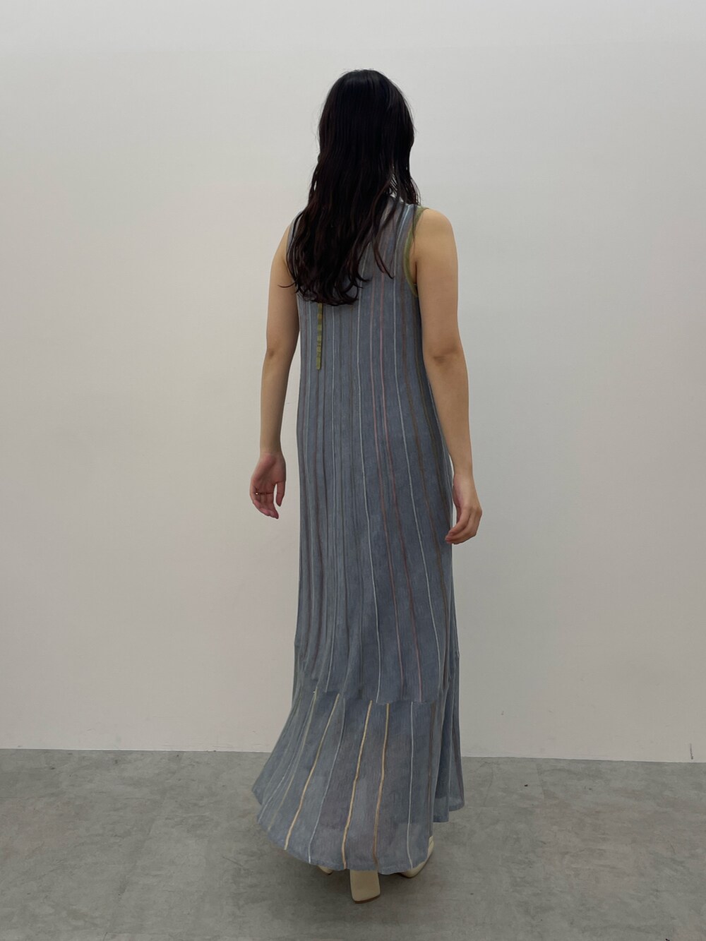 ホワイト系のサンダル、ブルー系のワンピースを着用したレディースの春コーディネートの5枚目の写真