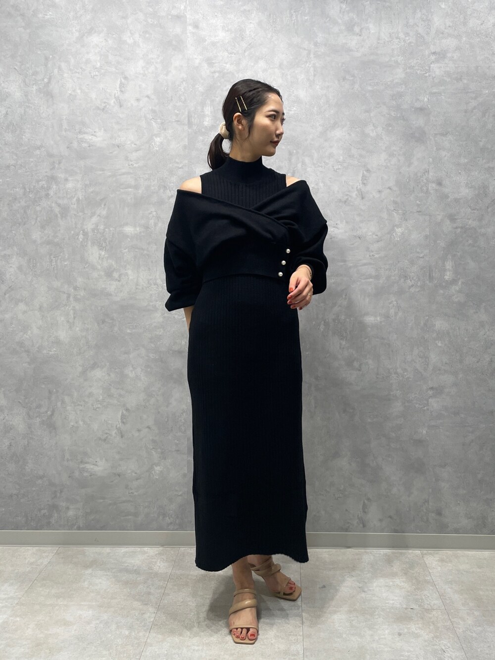 ベージュ系のサンダル、ブラック系のワンピースを着用したレディースの冬コーディネートの4枚目の写真