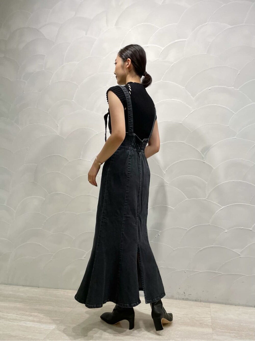 ブラック系のデニムジャケット、ブラック系のスカート、ブラック系のその他シューズを着用したレディースの夏コーディネートの2枚目の写真