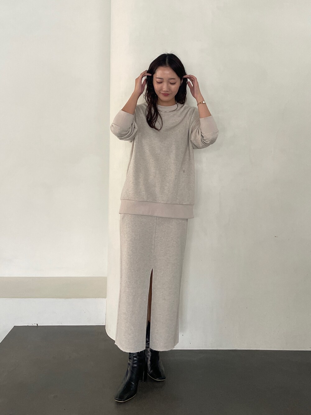 ブラック系のブーツ、ベージュ系のスカート、ベージュ系のスウェットを着用したレディースの秋コーディネートの6枚目の写真