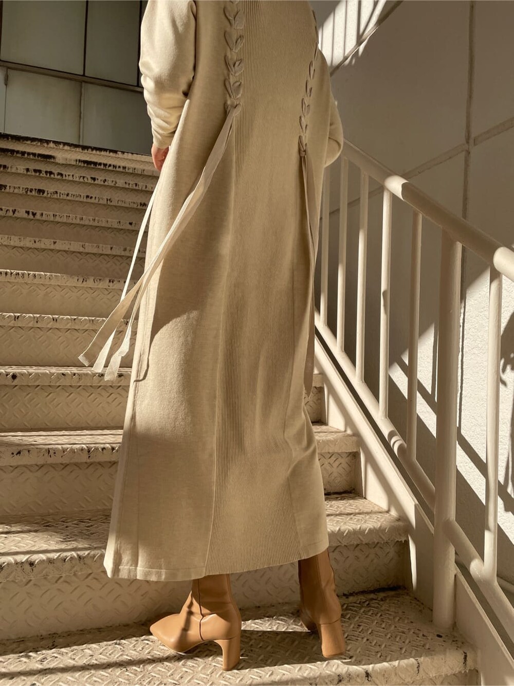 ベージュ系のその他シューズ、ホワイト系のワンピースを着用したレディースの冬コーディネートの7枚目の写真