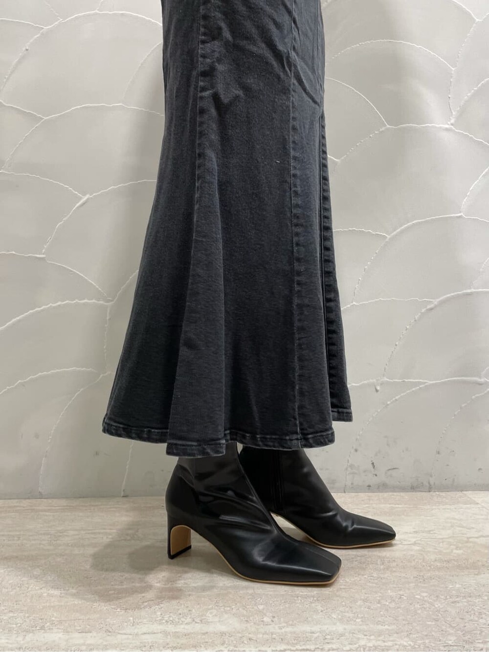 ブラック系のデニムジャケット、ブラック系のスカート、ブラック系のその他シューズを着用したレディースの夏コーディネートの6枚目の写真