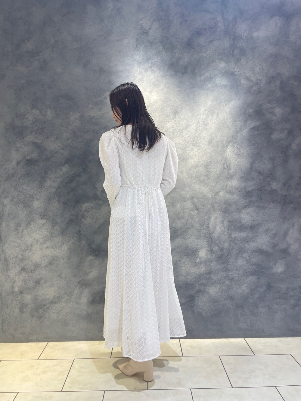 ホワイト系のワンピース、ホワイト系のブーツを着用したレディースの秋コーディネートの5枚目の写真