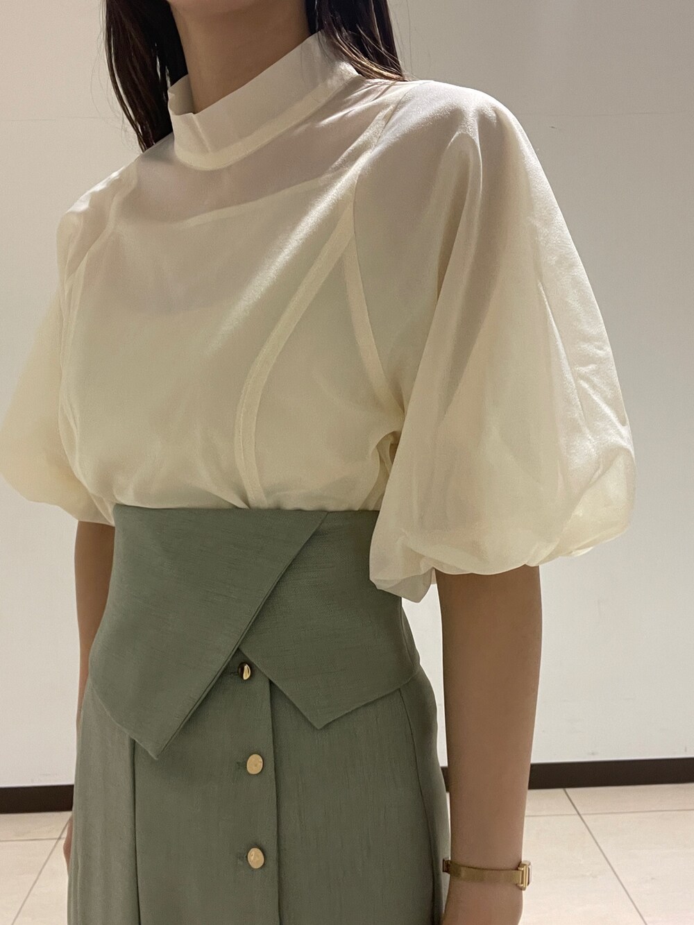 グリーン系のスカート、ホワイト系のシャツ/ブラウスを着用したレディースの春コーディネートの8枚目の写真