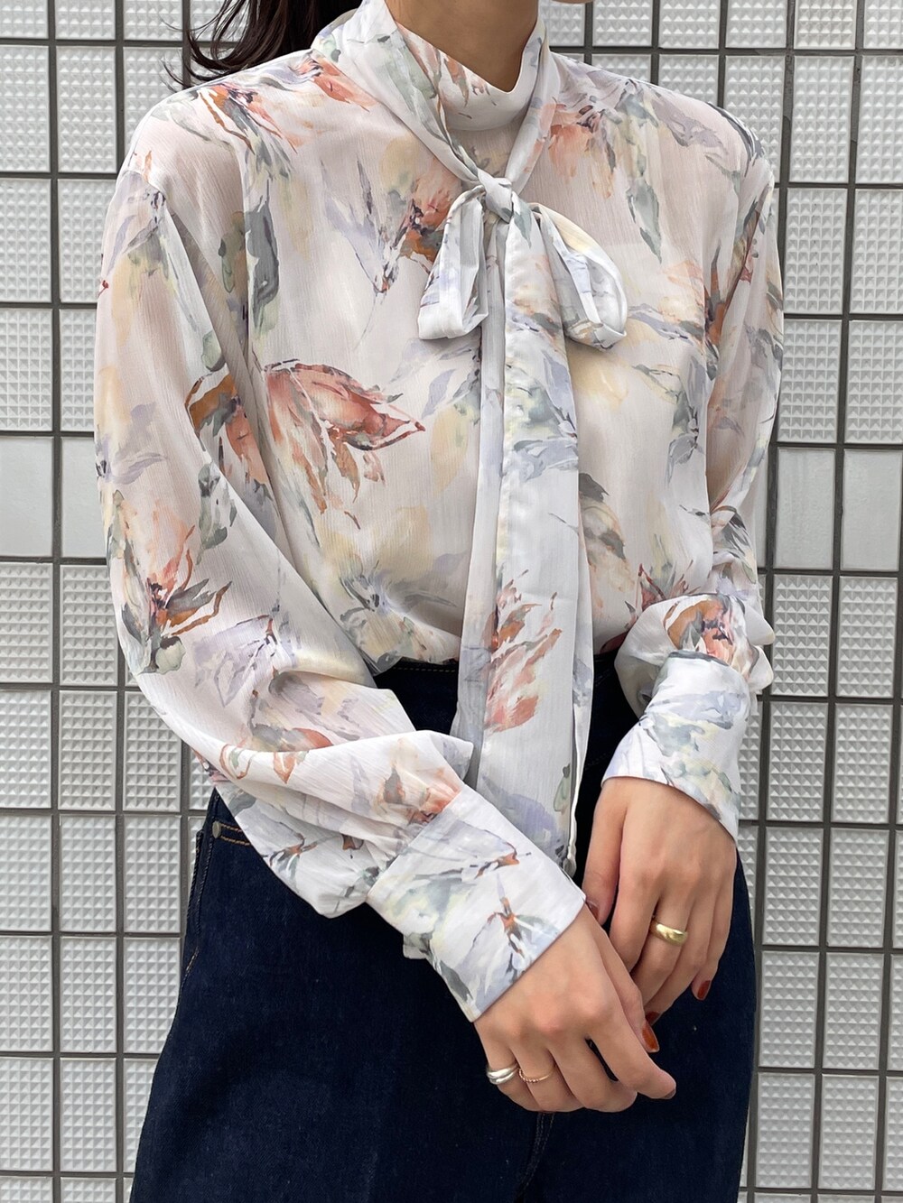 その他のサンダル、ホワイト系のシャツ/ブラウス、ブルー系のデニムパンツを着用したレディースの冬コーディネートの5枚目の写真