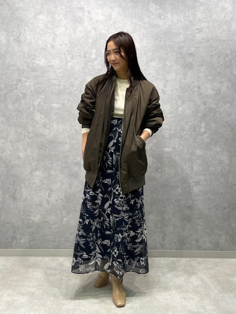 ブルー系のスカート、ブルー系のスカート、ベージュ系のブーツを着用したレディースの秋コーディネートの2枚目の写真