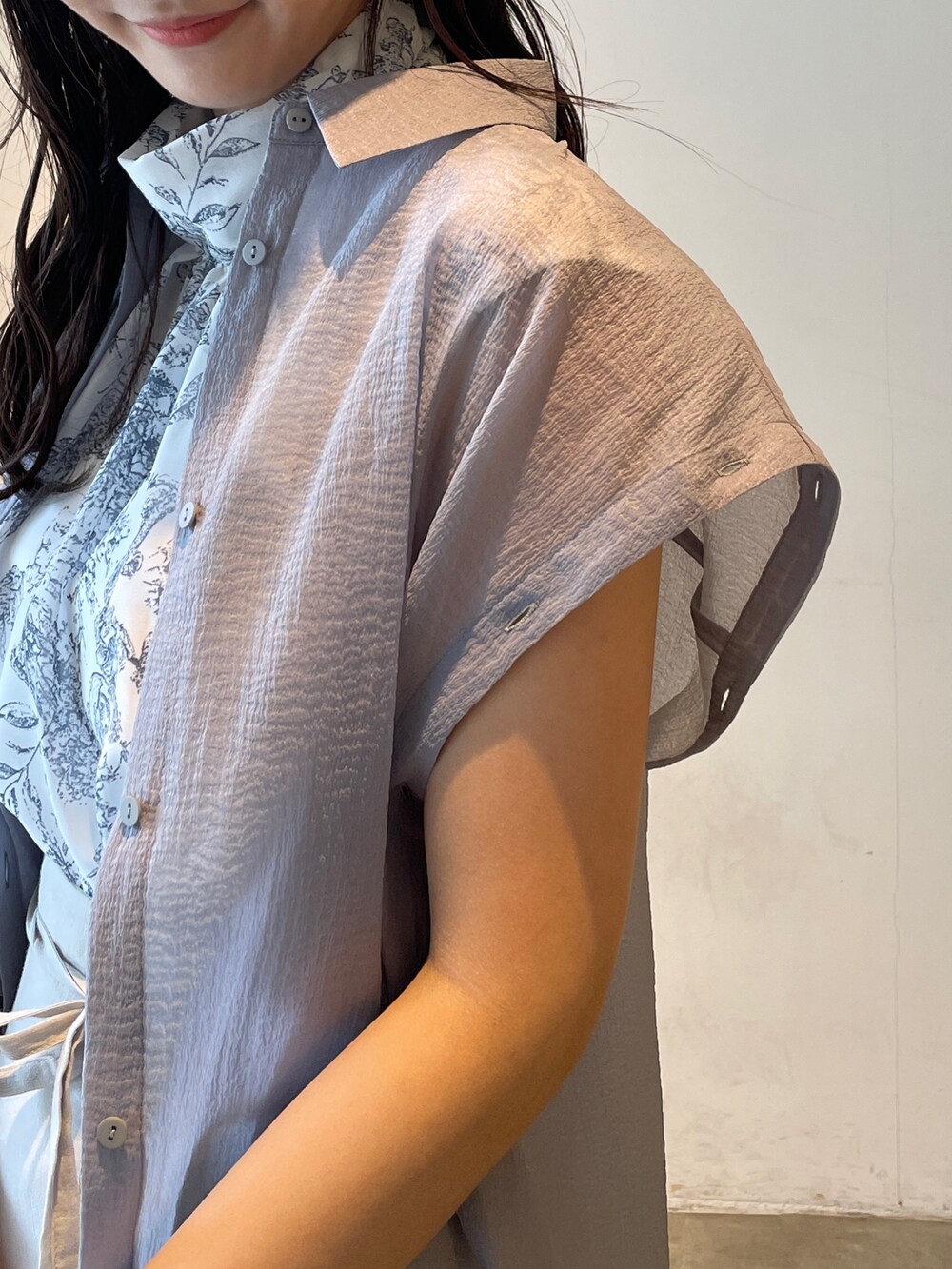 その他のサンダル、グレー系のスカート、ベージュ系のシャツ/ブラウスを着用したレディースの春コーディネートの8枚目の写真