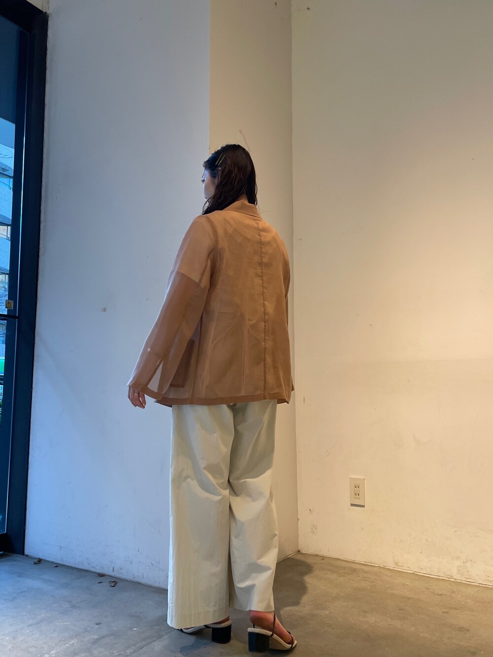 ホワイト系のその他パンツ、ブラック系のサンダル、ホワイト系のTシャツ/カットソーを着用したレディースの春コーディネートの5枚目の写真