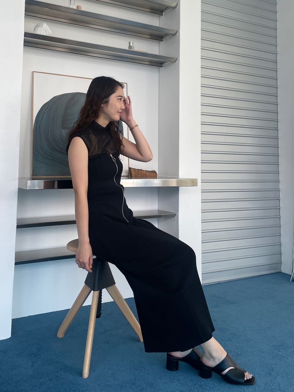 ブラック系のサンダル、ブラック系のワンピース、ブラック系のTシャツ/カットソーを着用したレディースの夏コーディネートの4枚目の写真