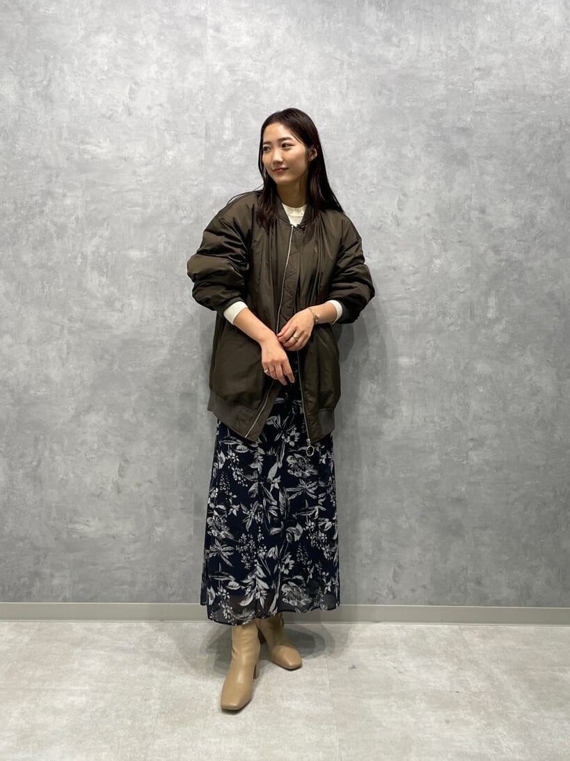 ブルー系のスカート、ブルー系のスカート、ベージュ系のブーツを着用したレディースの秋コーディネートの5枚目の写真