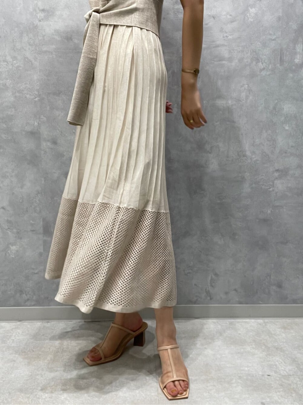 ベージュ系のサンダル、ホワイト系のワンピースを着用したレディースの夏コーディネートの7枚目の写真