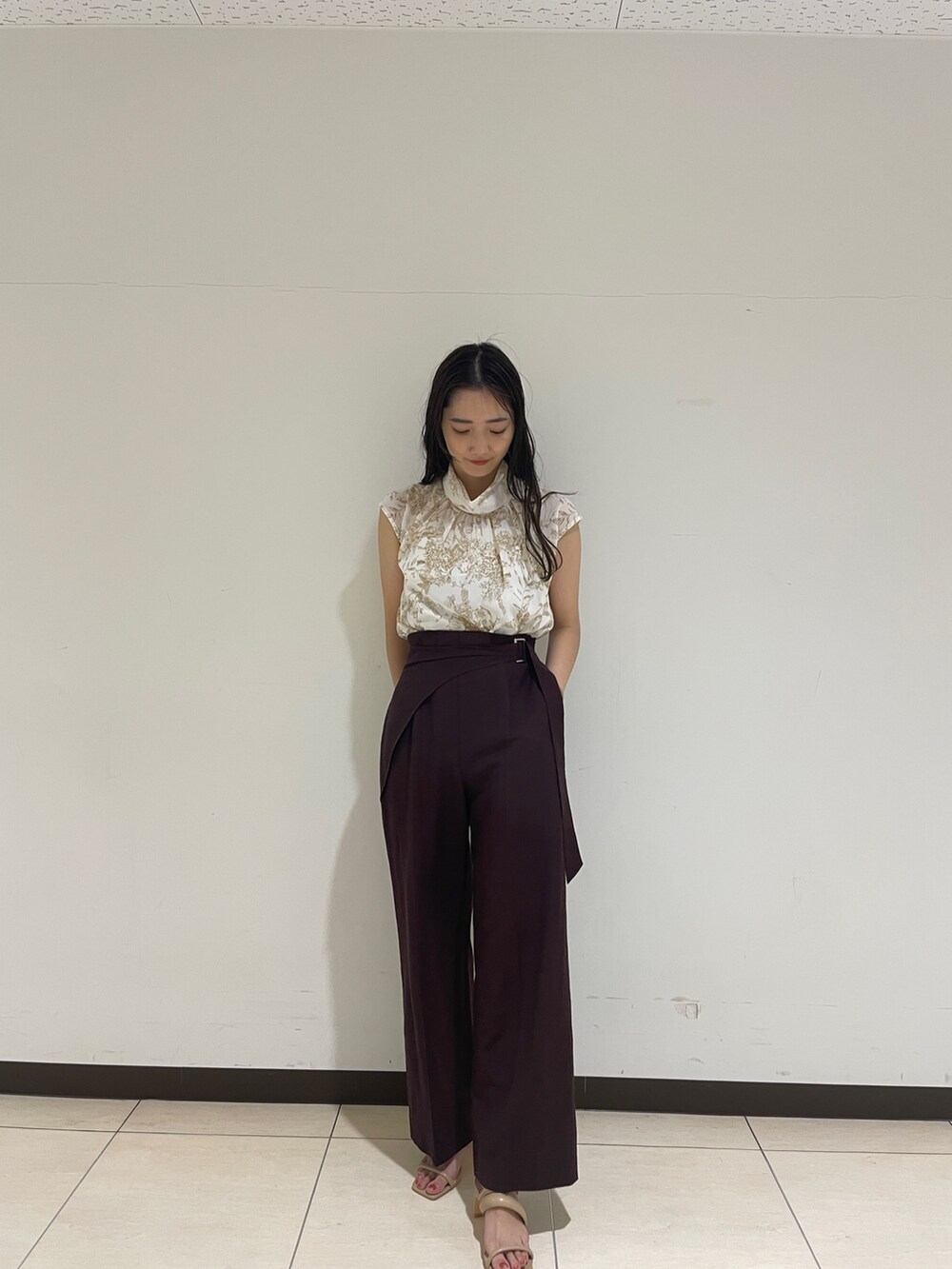 ブラウン系のその他パンツ、ベージュ系のサンダル、ベージュ系のシャツ/ブラウスを着用したレディースの春コーディネートの2枚目の写真