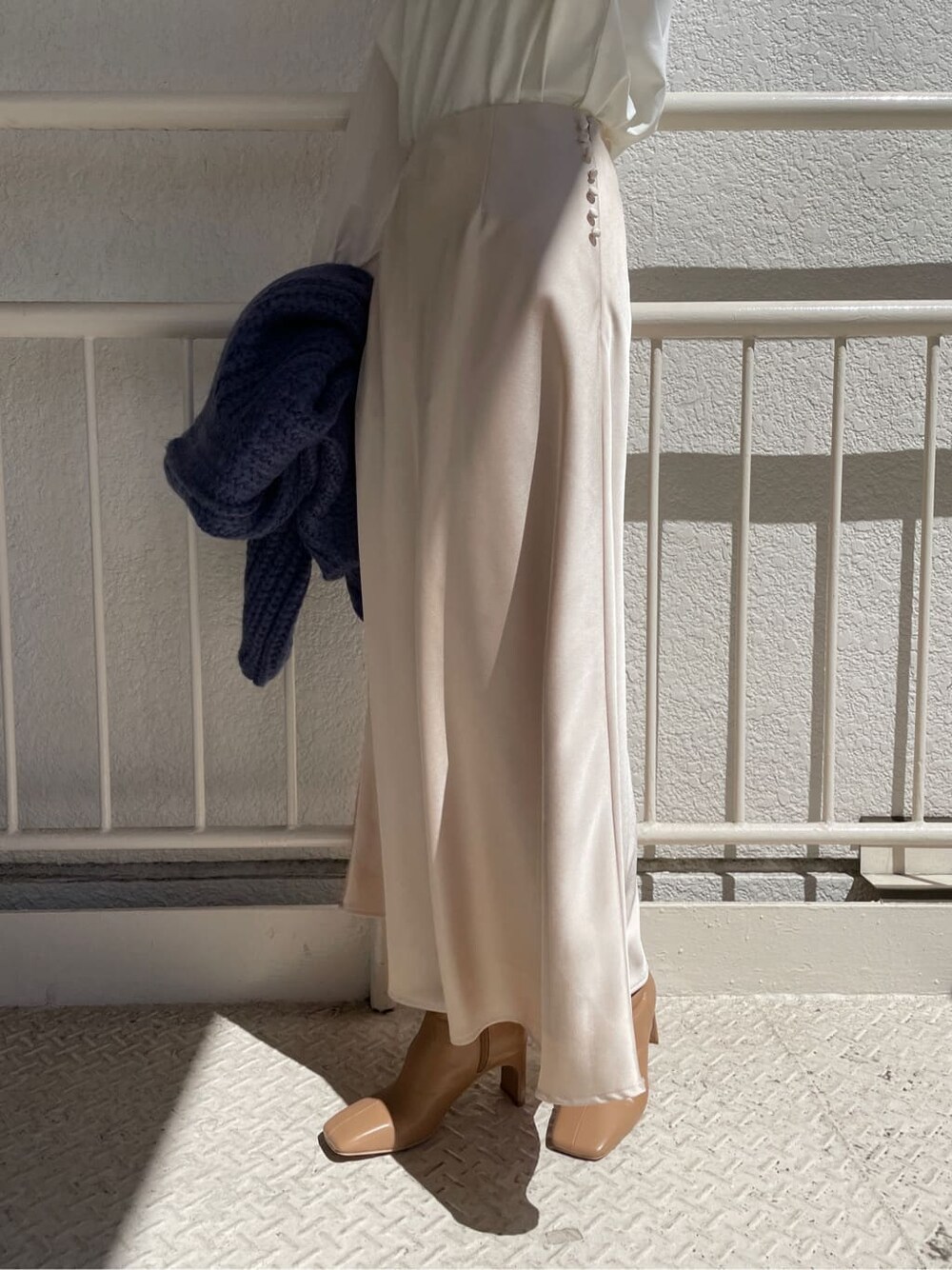 ホワイト系のスカート、ベージュ系のその他シューズ、ホワイト系のTシャツ/カットソーを着用したレディースの秋コーディネートの7枚目の写真