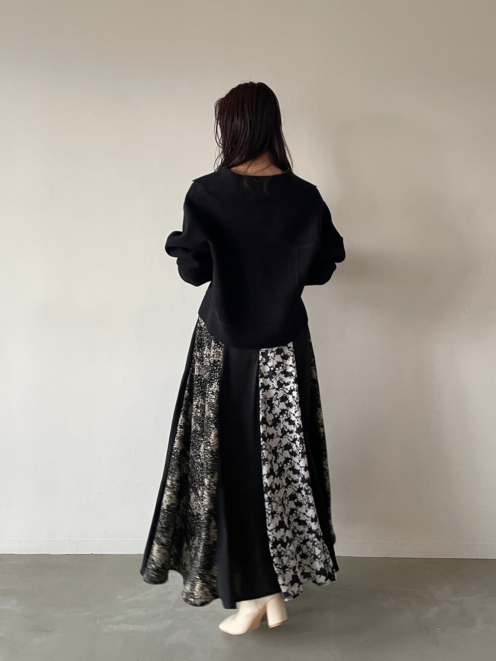 ブラック系のカーディガン/ボレロ、ホワイト系のブーツ、ブラック系のスカートを着用したレディースの夏コーディネートの5枚目の写真