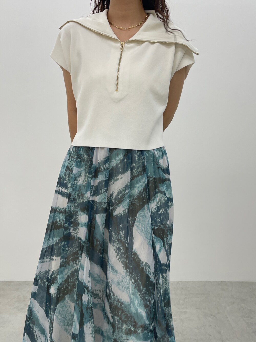 シルバー系のパンプス、ブルー系のスカート、ホワイト系のTシャツ/カットソーを着用したレディースの春コーディネートの8枚目の写真