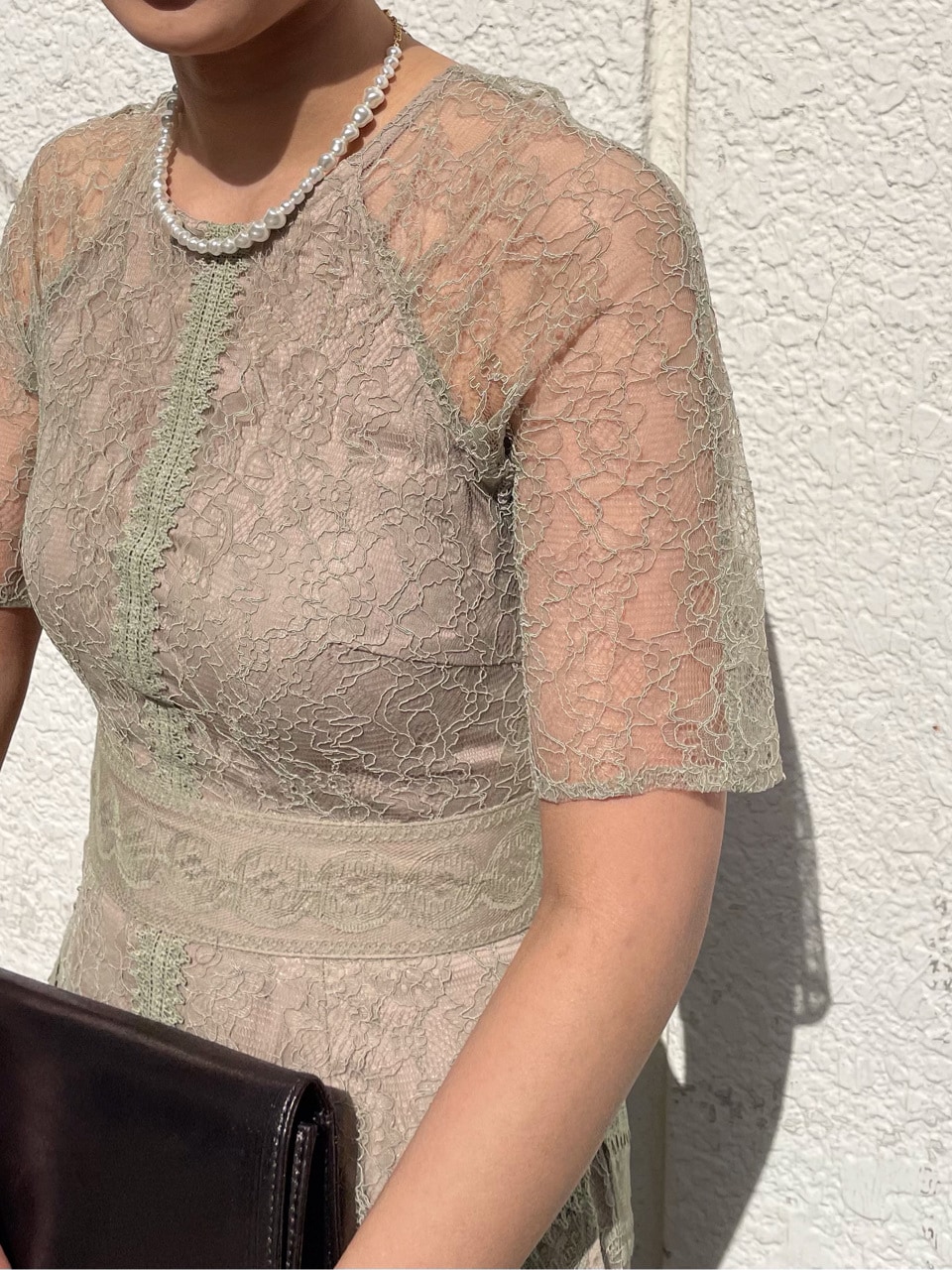 グリーン系のドレスを着用したレディースの春コーディネートの2枚目の写真