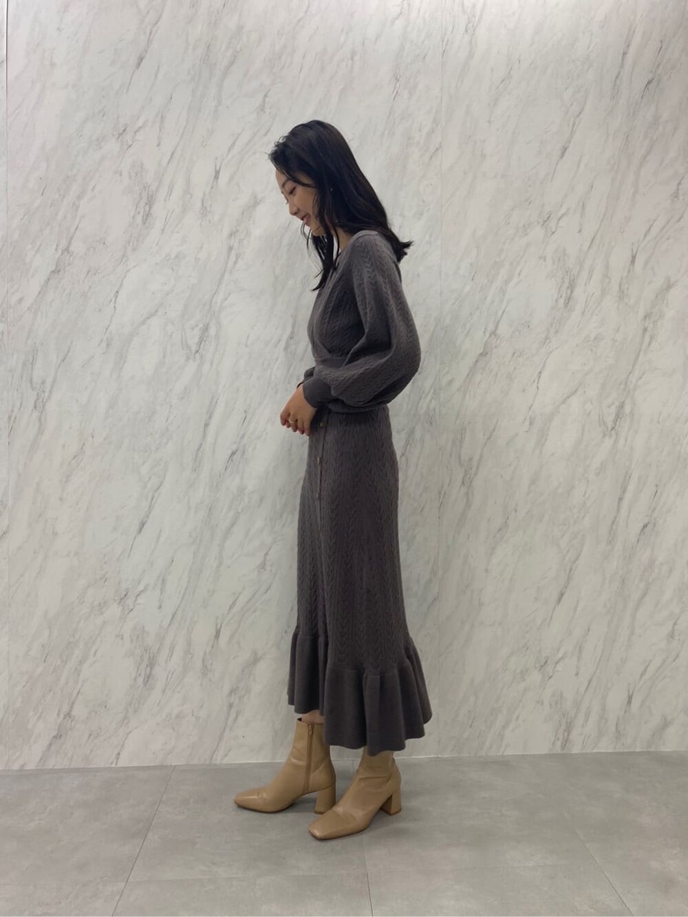 ベージュ系のブーツ、ベージュ系のワンピース、ブラウン系のワンピースを着用したレディースの秋コーディネートの4枚目の写真