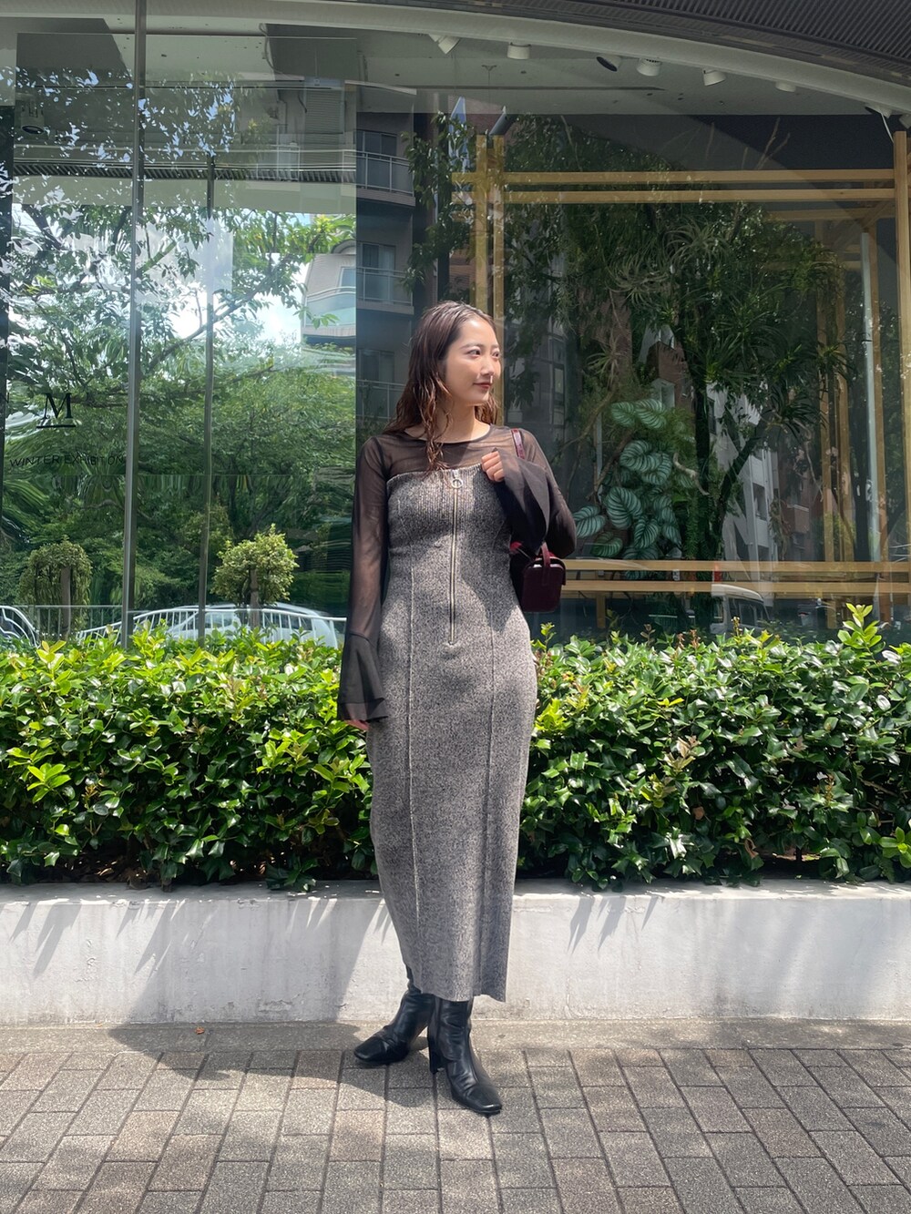 ブラック系のTシャツ/カットソー、その他のワンピース、ブラック系のブーツを着用したレディースの夏コーディネートの2枚目の写真