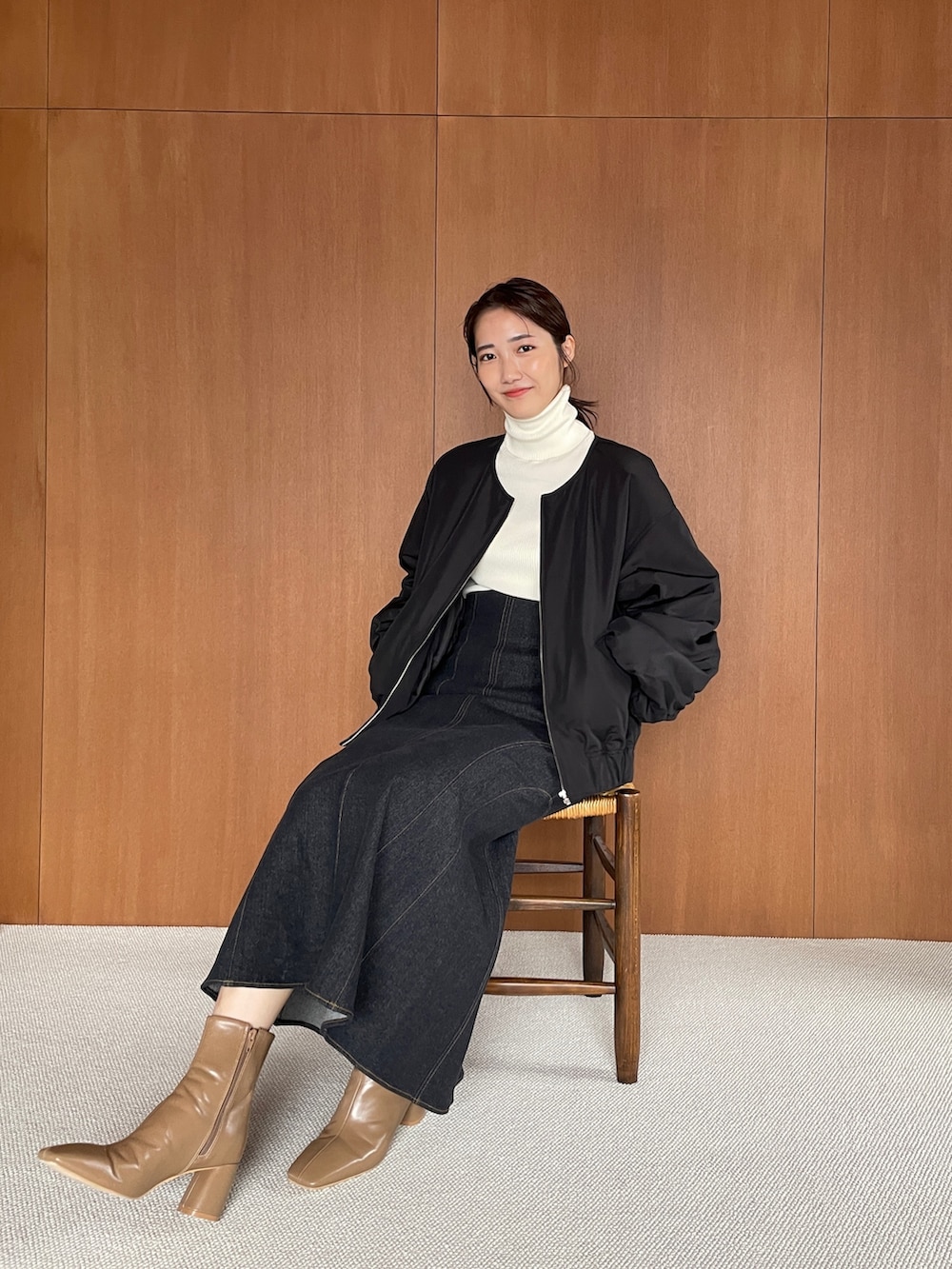 「LAGUNAMOONのミニマルカーブフォルムヒールショートブーツ（ブーツ、ベージュ系）」を使った、久保田さん（レディース・162cm）の夏コーディネートの3枚目の写真