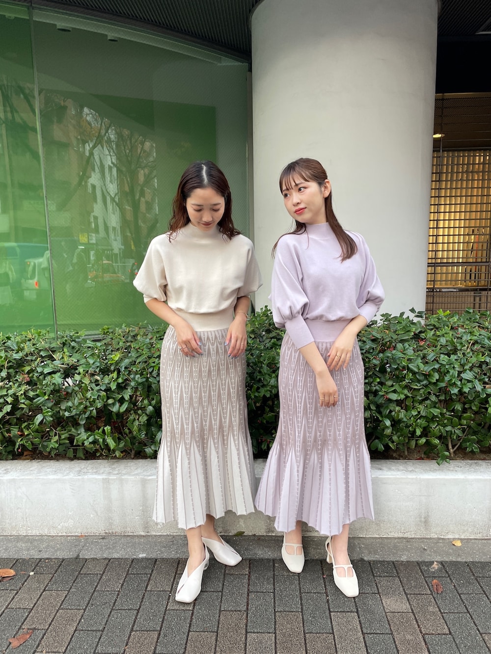 ホワイト系のパンプス、ホワイト系のワンピース、パープル系のワンピースを着用したレディースの冬コーディネートの3枚目の写真