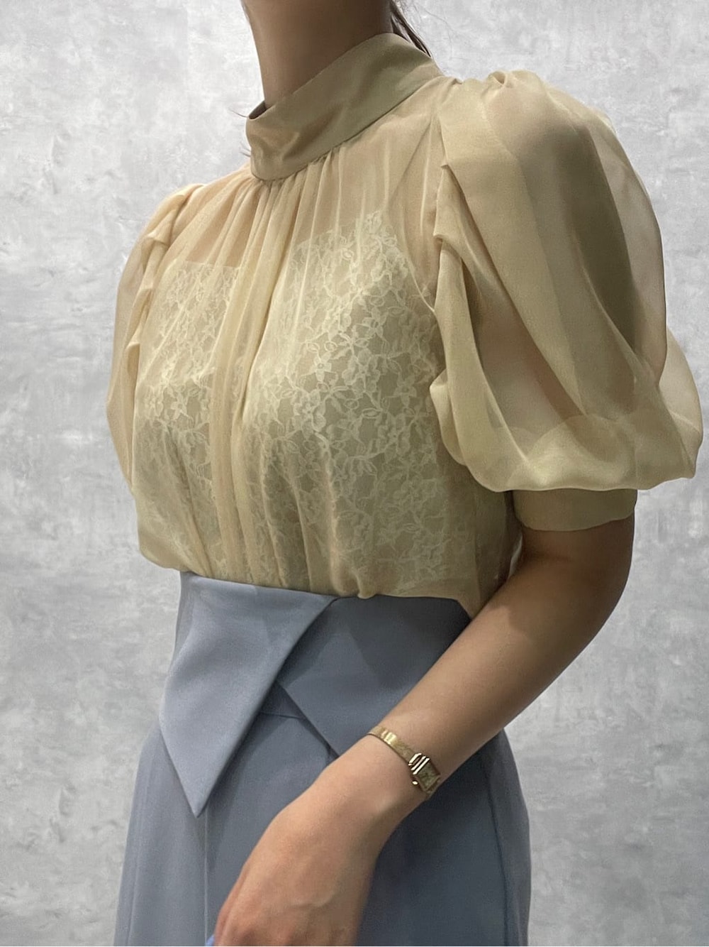 ベージュ系のシャツ/ブラウス、ホワイト系のサンダル、ブルー系のスカートを着用したレディースの夏コーディネートの6枚目の写真