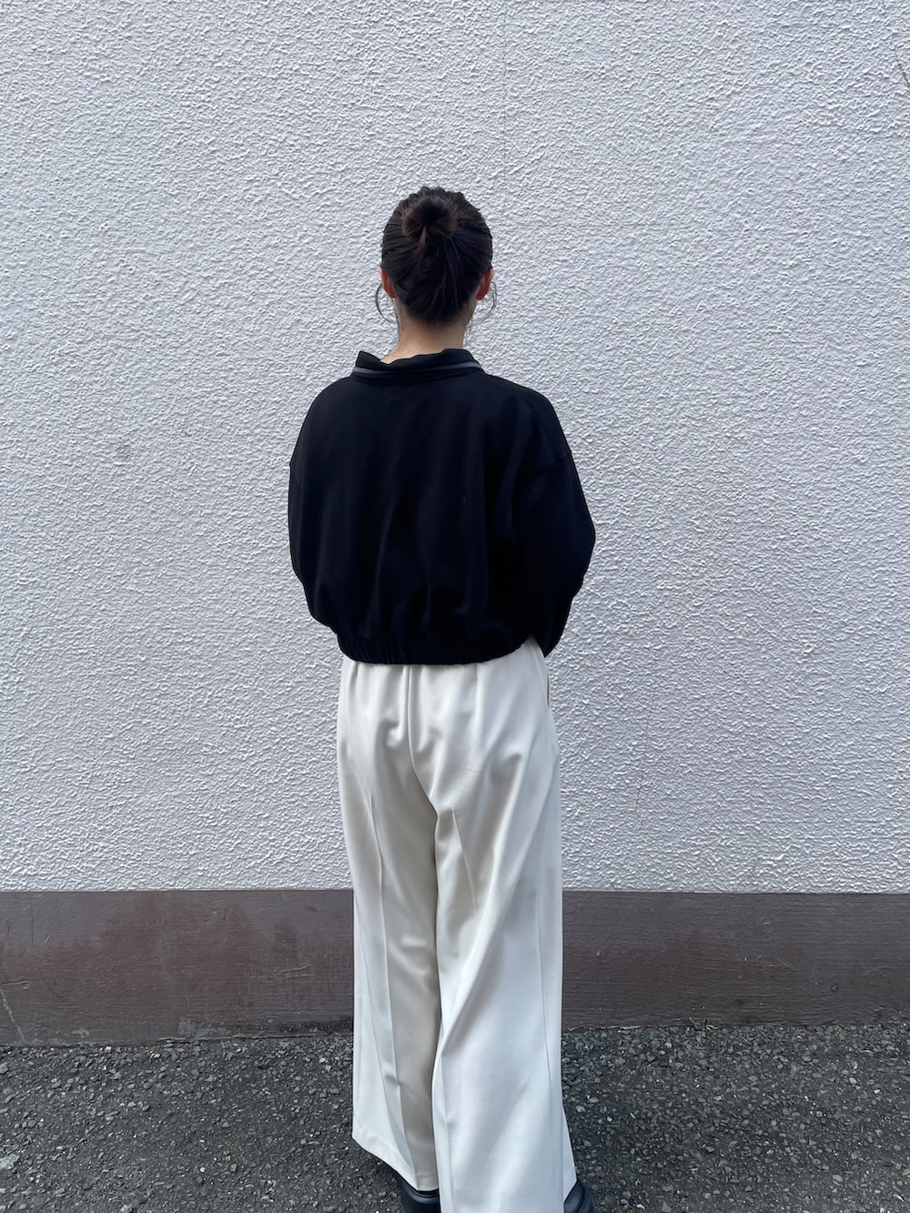 ブラック系のスウェット、ホワイト系のその他パンツを着用したレディースの夏コーディネートの5枚目の写真