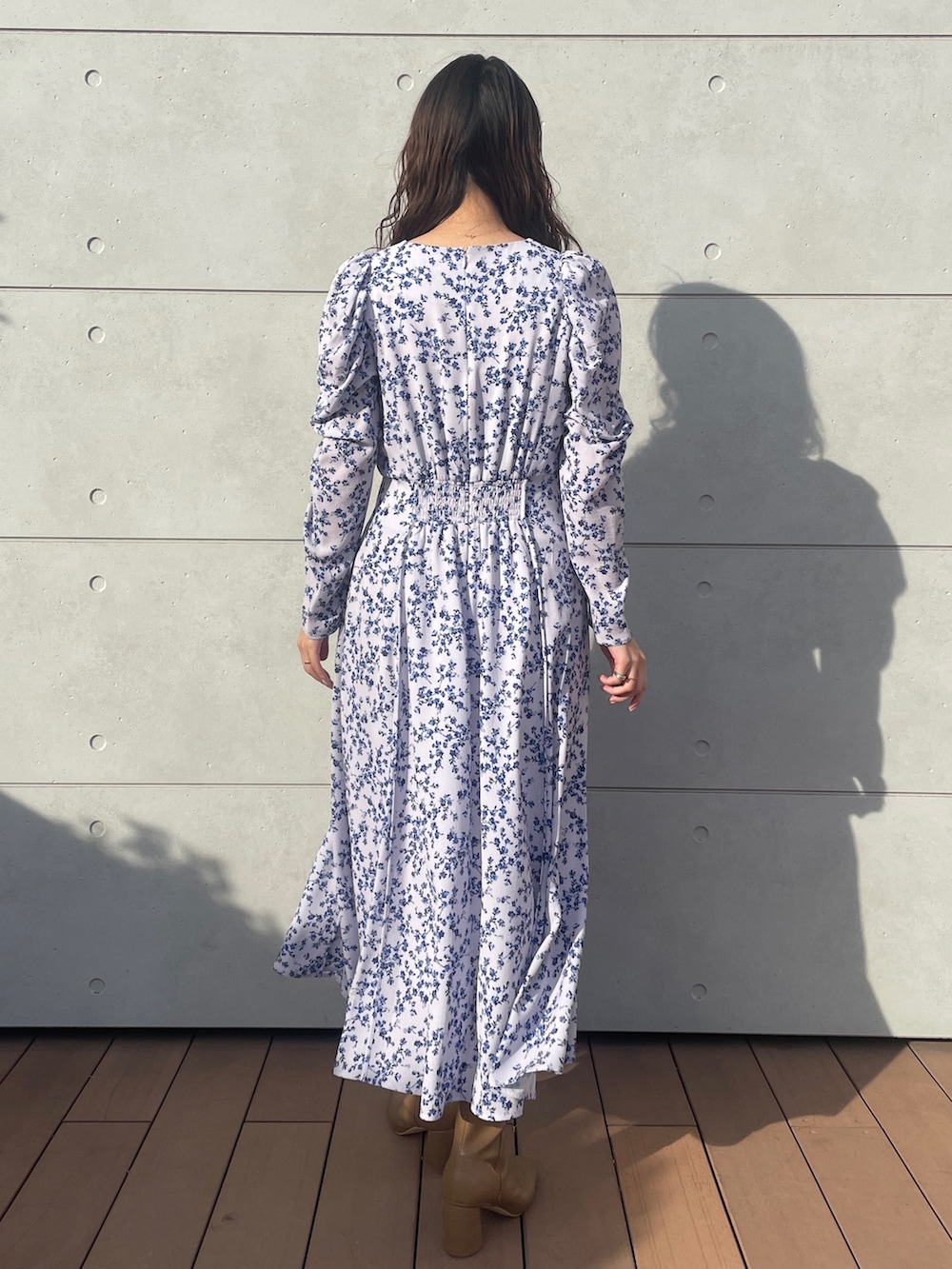 パープル系のワンピース、ベージュ系のブーツを着用したレディースの冬コーディネートの5枚目の写真