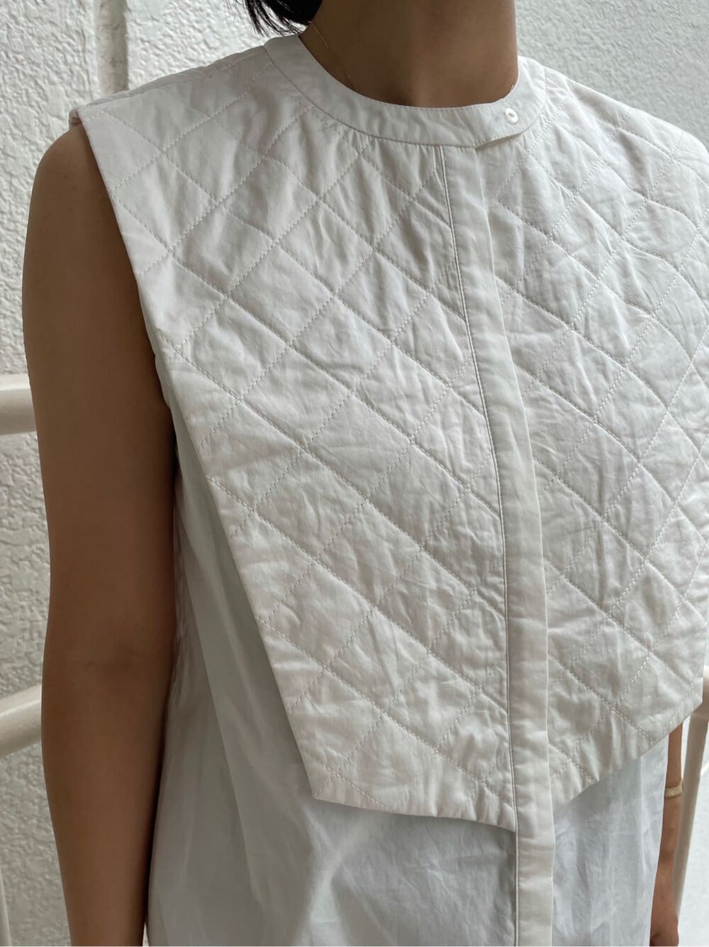 ホワイト系のシャツ/ブラウス、ベージュ系のその他パンツ、ホワイト系のショルダーバッグを着用したレディースの夏コーディネートの3枚目の写真