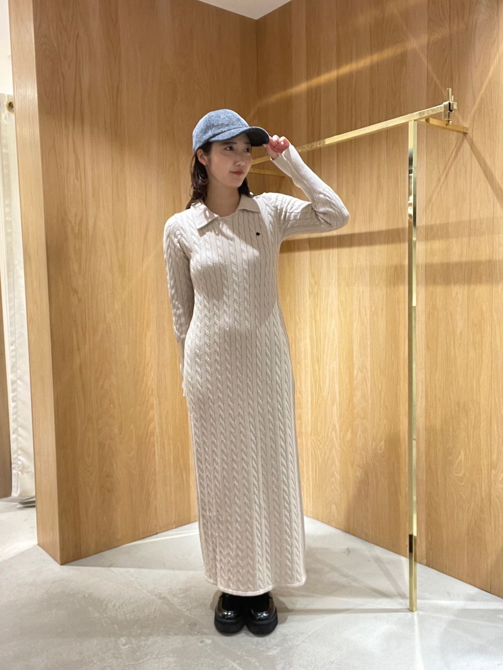 ホワイト系のワンピース、ブラック系のローファー、グレー系のキャップを着用したレディースの秋コーディネートの3枚目の写真