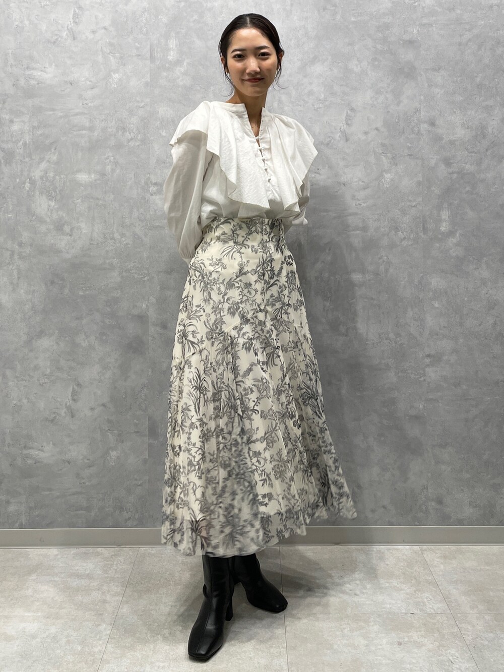 ホワイト系のカーディガン/ボレロ、ホワイト系のシャツ/ブラウス、ホワイト系のスカートを着用したレディースの冬コーディネートの5枚目の写真