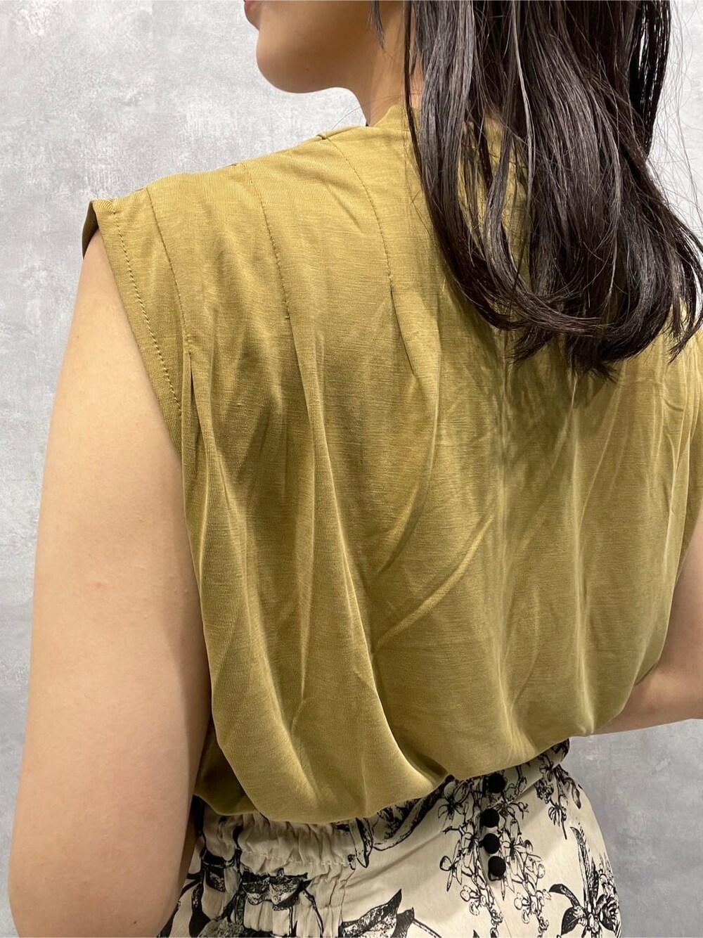 ホワイト系のサンダル、ベージュ系のスカート、ベージュ系のTシャツ/カットソーを着用したレディースの夏コーディネートの6枚目の写真