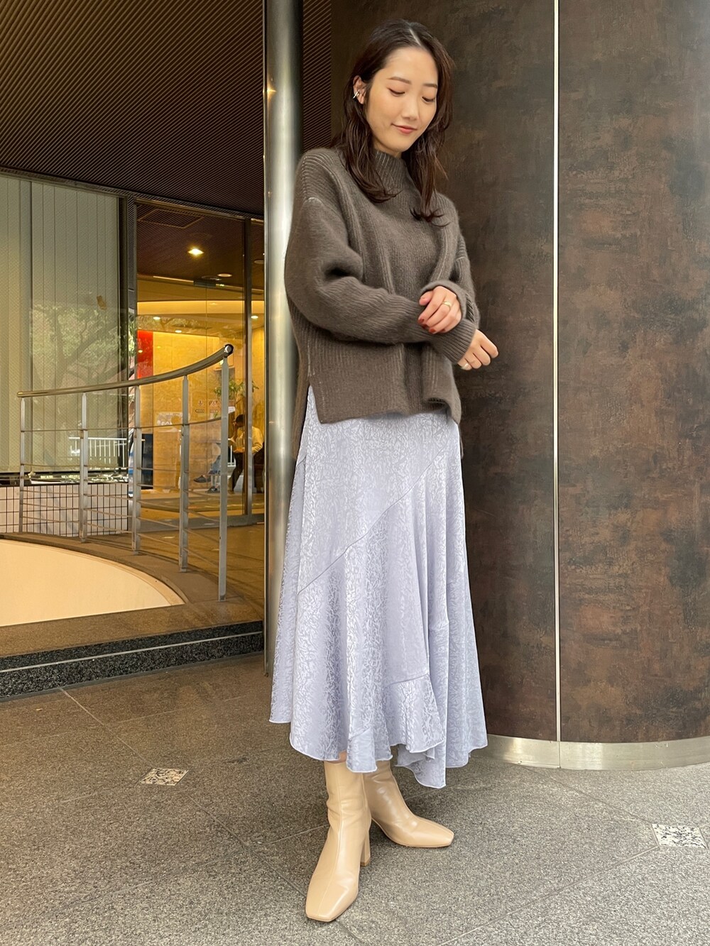 ベージュ系のニット/セーター、ベージュ系のブーツ、ブラック系のその他アウターを着用したレディースの冬コーディネートの7枚目の写真