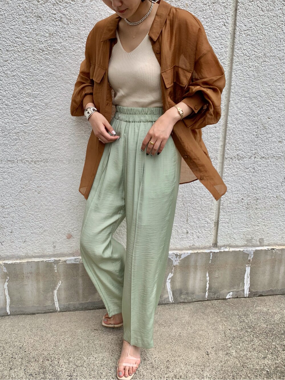 ブラウン系のシャツ/ブラウス、グリーン系のその他パンツ、その他のその他シューズを着用したレディースの夏コーディネートの2枚目の写真