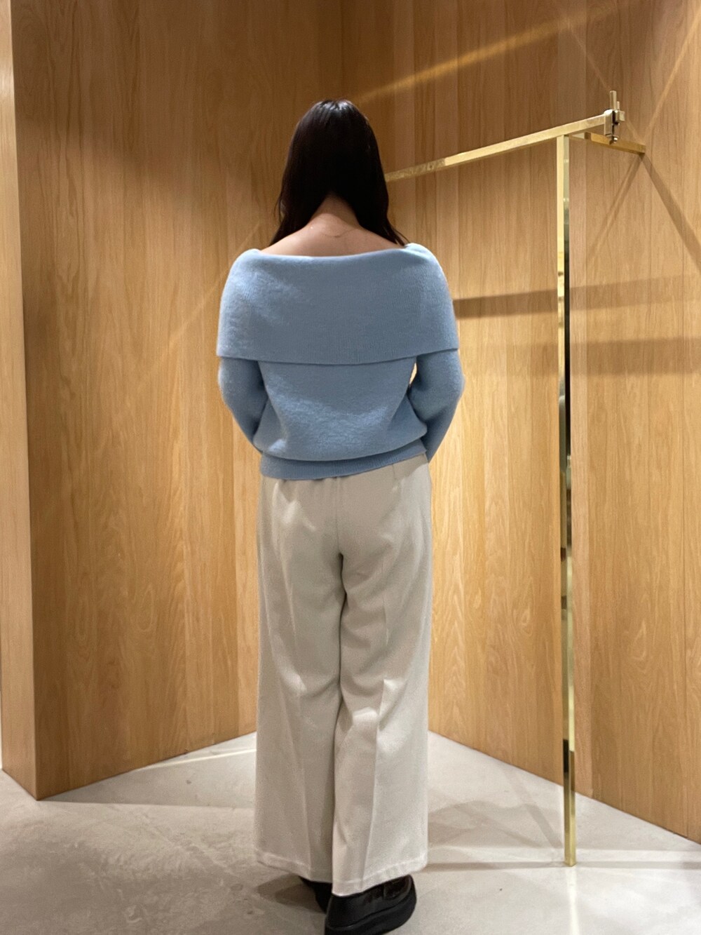 ホワイト系のその他パンツ、ブルー系のニット/セーター、ブラック系のローファーを着用したレディースの秋コーディネートの4枚目の写真