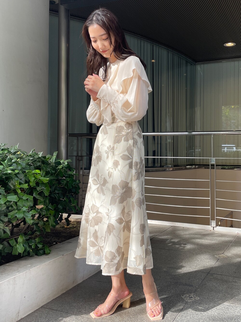 ホワイト系のシャツ/ブラウス、その他のサンダル、ベージュ系のスカートを着用したレディースの冬コーディネートの3枚目の写真