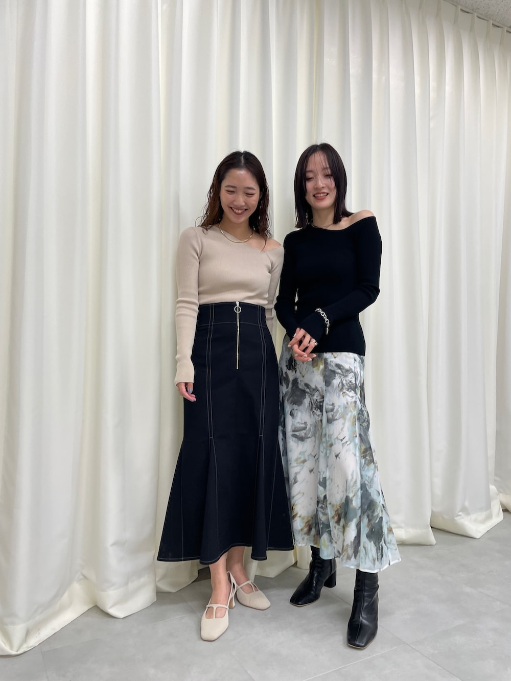 ブラック系のスカート、ベージュ系のニット/セーター、ホワイト系のパンプスを着用したレディースの冬コーディネートの7枚目の写真