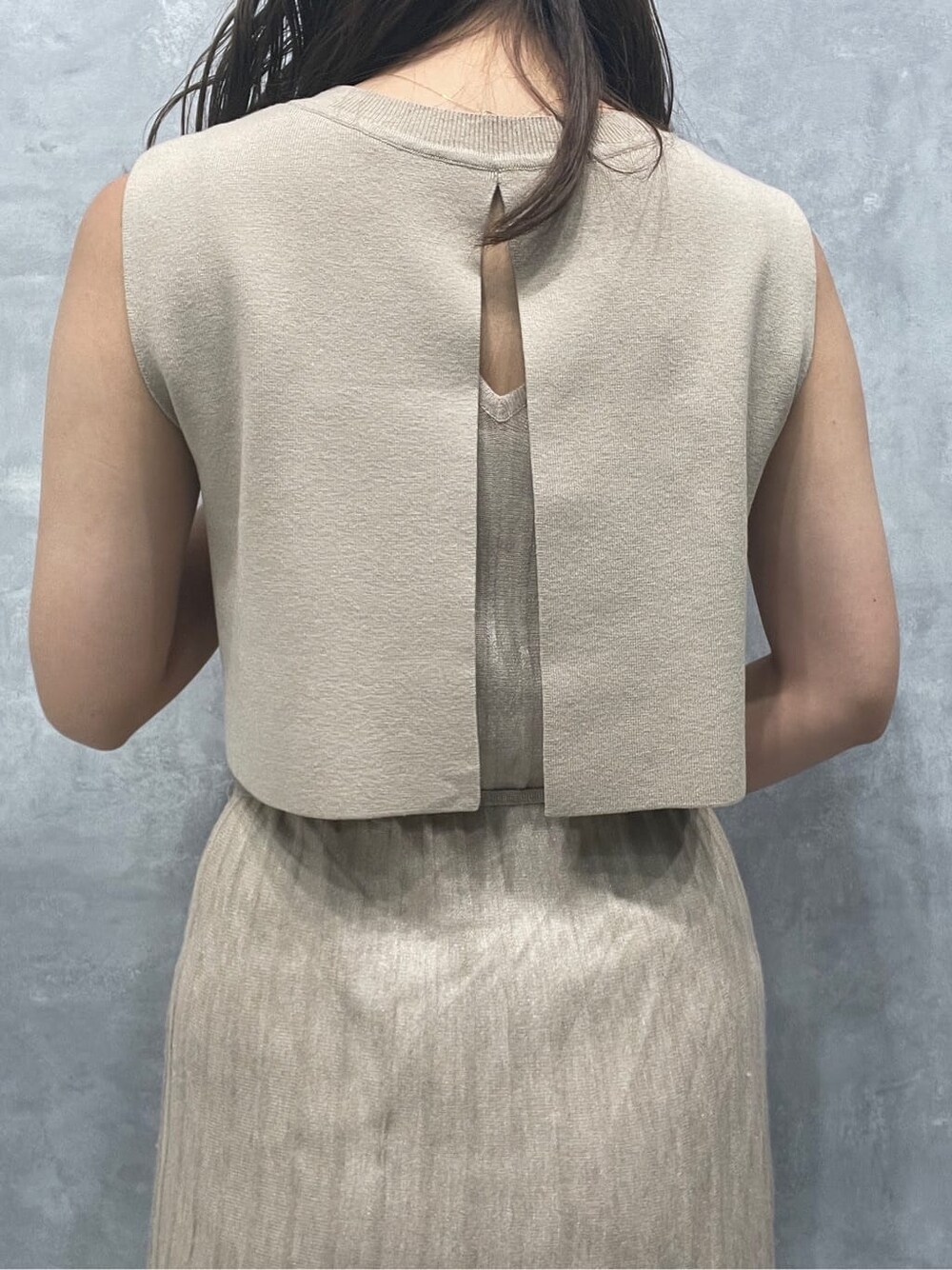 ベージュ系のワンピース、ホワイト系のサンダルを着用したレディースの夏コーディネートの6枚目の写真