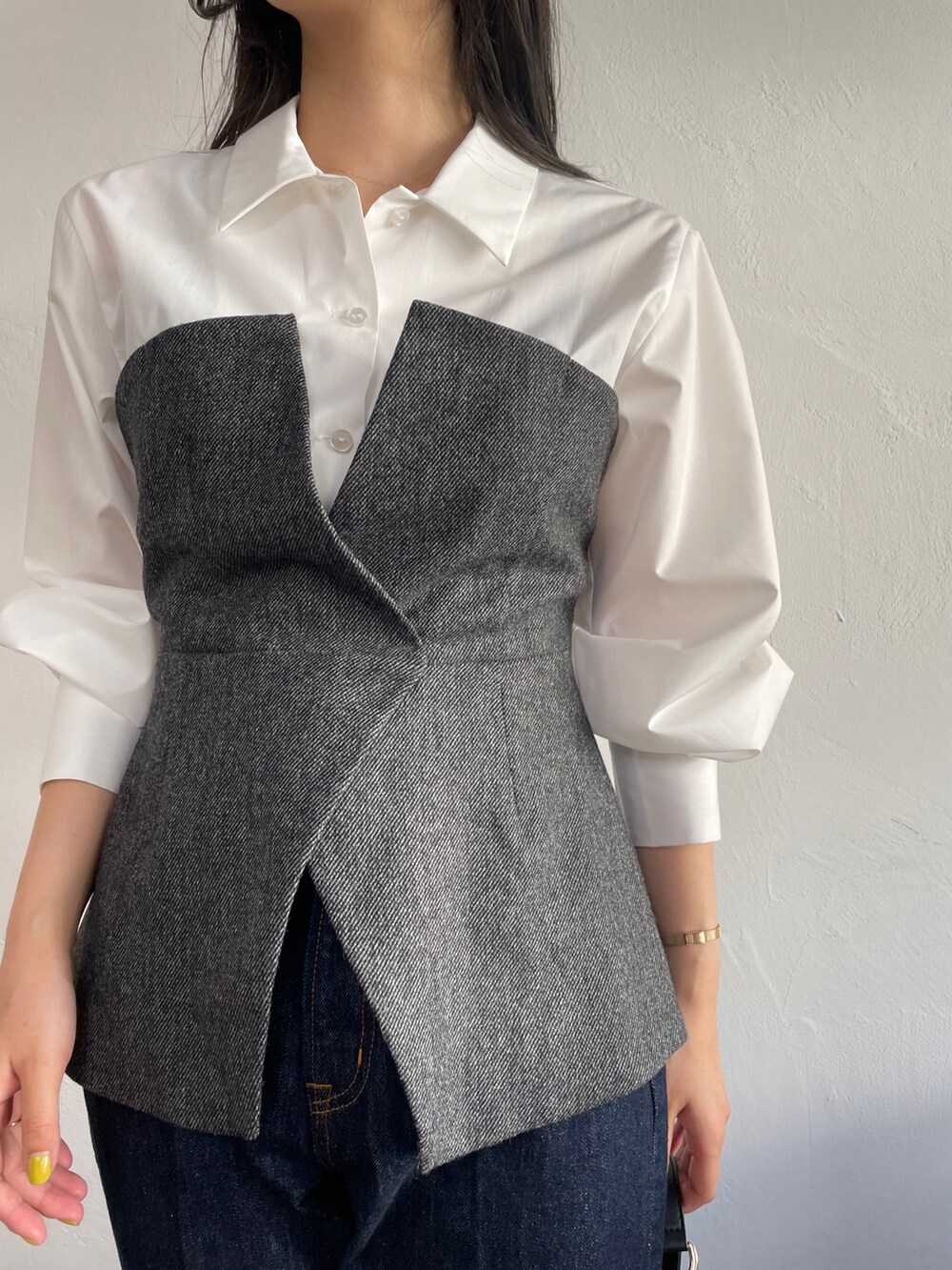 ブルー系のデニムパンツ、ブラック系のシャツ/ブラウス、ベージュ系のサンダルを着用したレディースの夏コーディネートの7枚目の写真