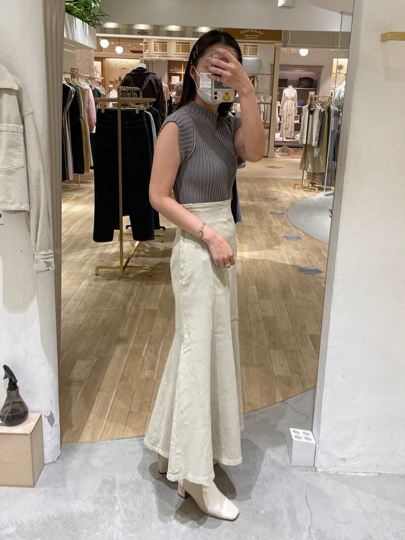 ベージュ系のデニムジャケット、ベージュ系のスカート、ベージュ系のニット/セーターを着用したレディースの夏コーディネートの5枚目の写真