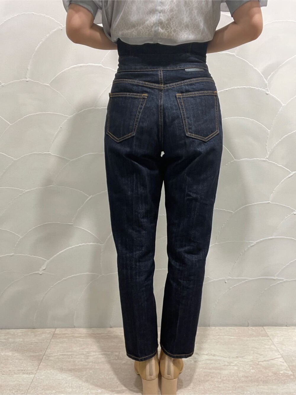 ベージュ系のブーツ、ブルー系のシャツ/ブラウス、ブルー系のデニムパンツを着用したレディースの春コーディネートの9枚目の写真