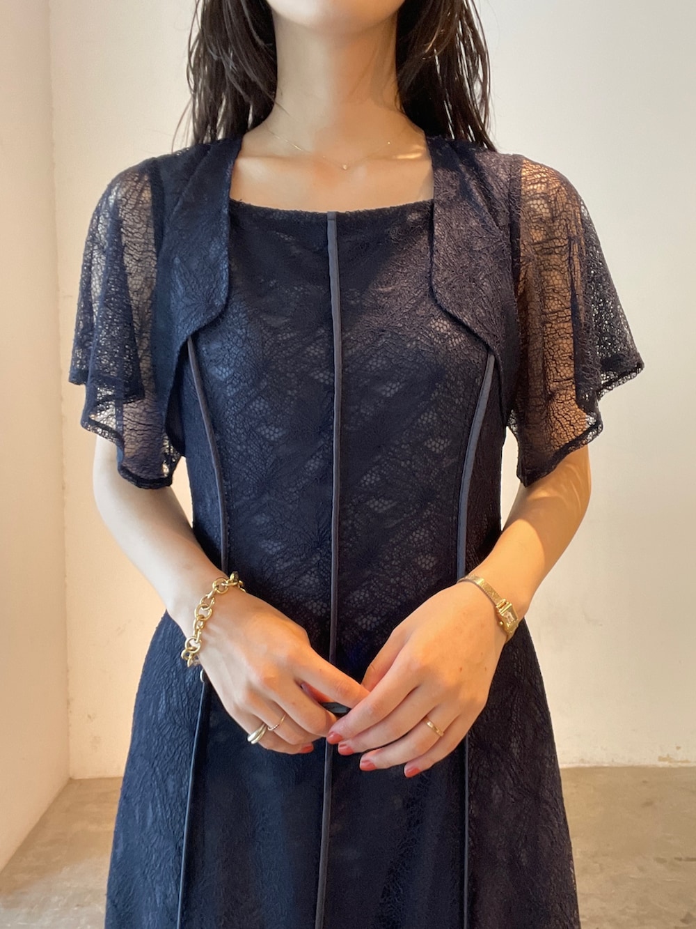 「LAGUNAMOONのLADYヴィンテージサテンラインパンプス（パンプス、ゴールド系）」を使った、久保田さん（レディース・162cm）の夏コーディネートの7枚目の写真