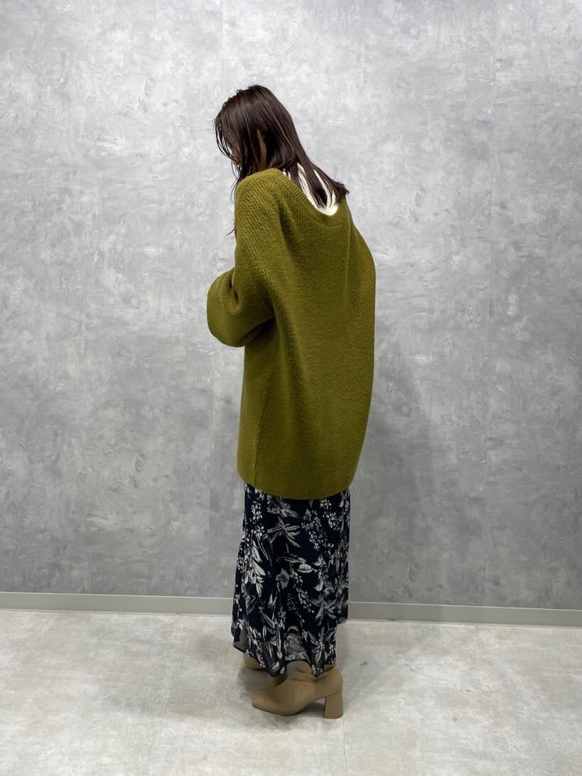 ブルー系のスカート、ブルー系のスカート、ベージュ系のブーツを着用したレディースの秋コーディネートの8枚目の写真