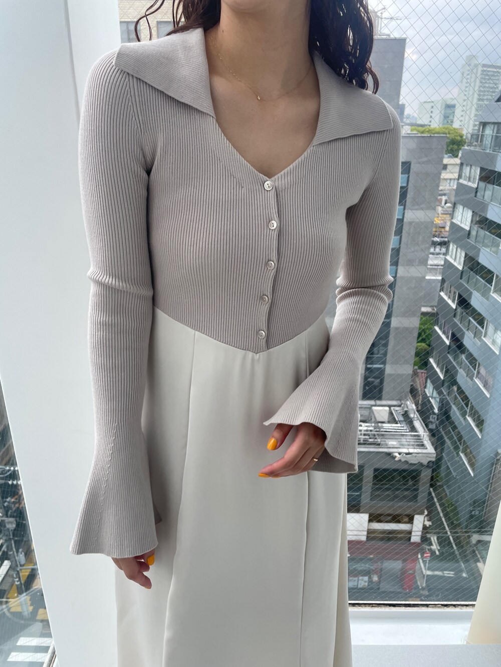 ベージュ系のブーツ、ベージュ系のワンピースを着用したレディースの夏コーディネートの7枚目の写真