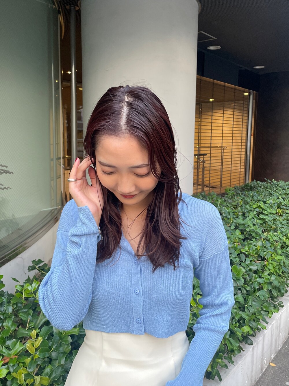 ホワイト系のブーツ、ホワイト系のスカート、ブルー系のカーディガン/ボレロを着用したレディースの秋コーディネートの6枚目の写真