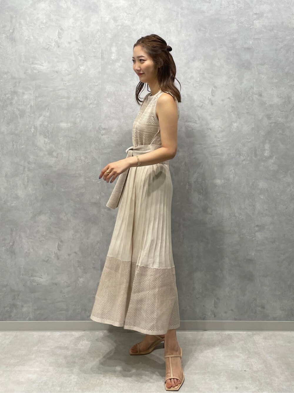 ベージュ系のサンダル、ホワイト系のワンピースを着用したレディースの夏コーディネートの3枚目の写真